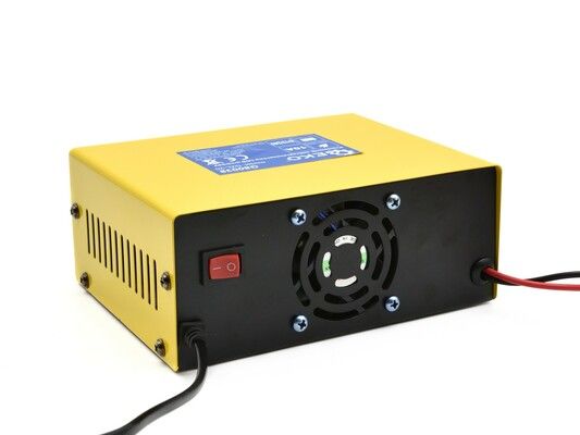 Mikroprocesorová nabíječka autobaterií LCD 6/12/24V GEKO