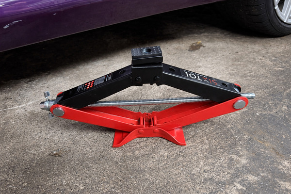 Nůžkový zvedák s ráčnou SX SCISSOR JACK 2,5T SIXTOL